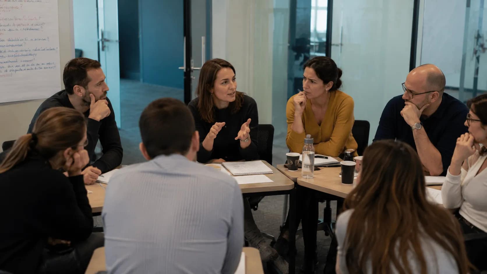 Professionnels échangeant leurs expériences lors d'un atelier collectif favorisant l'apprentissage entre pairs et l'intelligence collective.