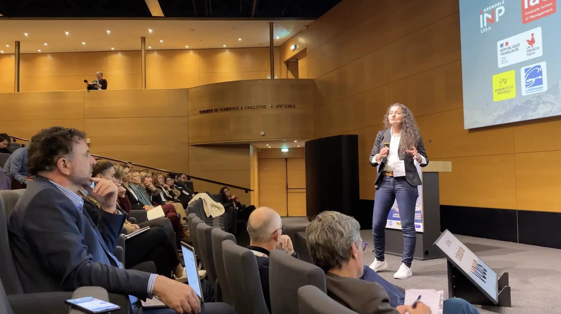 Ptisham Tazi en conférence devant un public lors d'une intervention sur le potentiel, la confiance en soi et le passage à l'action.